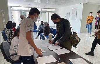 Karabük'te üniversite öğrencileri, aşılarını uygulama merkezinde oluyor