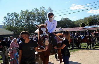 Özel bireyler atla terapi edilecek