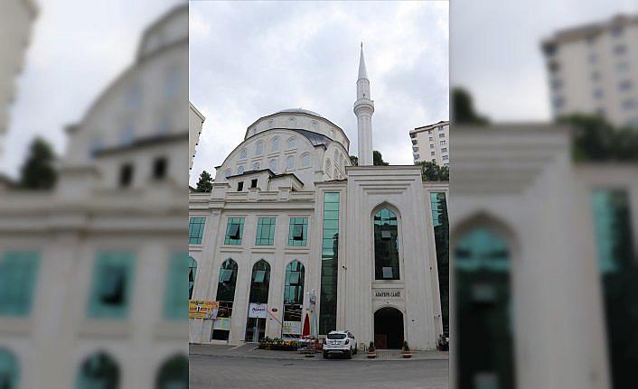 Trabzon'da camiden ayakkabı hırsızlığı kameraya yansıdı