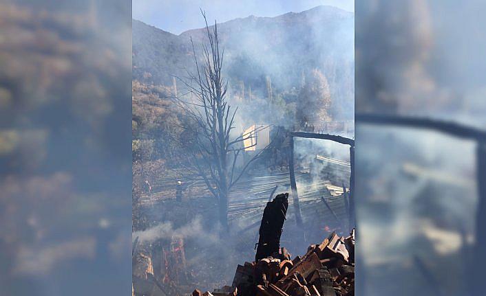 Amasya'da ahşap evde çıkan yangın ormanlık alana sıçramadan söndürüldü