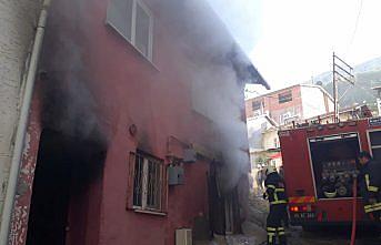 Amasya'da yangına müdahale eden itfaiye eri dumandan etkilendi