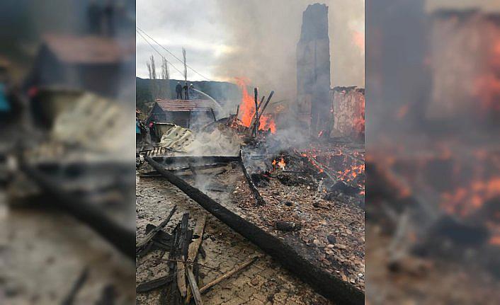 Çorum'da iki ev yandı