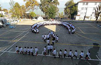Düzce'de öğrenciler Cumhuriyet Bayramı için ay yıldızlı koreografi oluşturdu