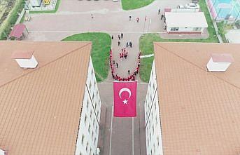 Düzce'de üniversite öğrencileri gökyüzüne 98 Türk bayraklı balon bıraktı