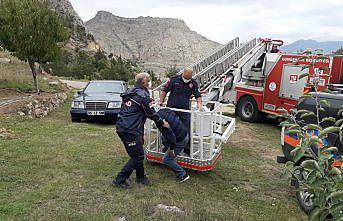 Gümüşhane'de onarmak için çıktığı çatıdan inemeyen adamı itfaiye kurtardı