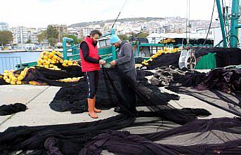Hava muhalefeti nedeniyle denize açılamayan balıkçılar ağlarının bakımını yapıyor
