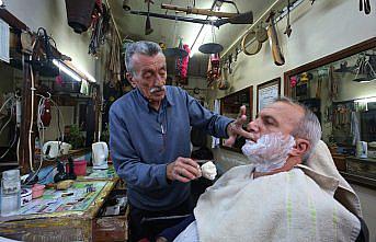 Tarih kokan dükkanında 52 yıldır 