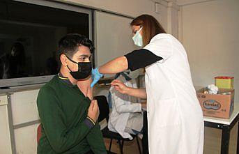 Taşova’da lise öğrencilerine velilerinin onayıyla Kovid-19 aşısı yapılıyor