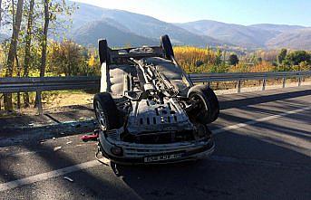 Tokat'ta devrilen otomobildeki anne ve oğlu yaralandı