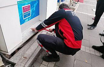 Tokat'ta mermer basamağın altında mahsur kalan kediyi itfaiye kurtardı