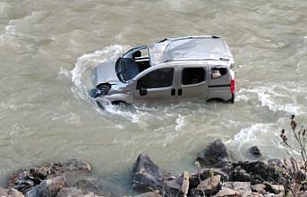 Artvin'de dereye yuvarlanan otomobildeki 2 yaralıyı çevredekiler kurtardı