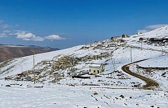 Bayburt'un yüksek kesimlerine kar yağdı