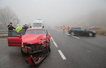 Bolu'da sis nedeniyle otomobillerin çarpıştığı kazada 2 kişi yaralandı