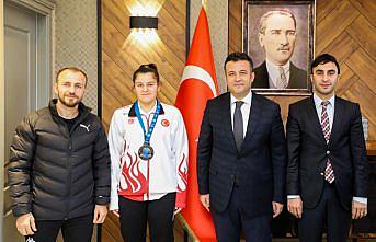 Dünya Büyükler Kick Boks Şampiyonası üçüncüsü Beyza'dan Başkan Doğan'a ziyaret