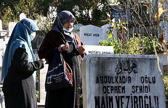Düzce depreminde hayatını kaybedenler mezarları başında anıldı