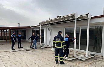 Düzce'de kuvvetli rüzgar dolayısıyla müstakil evin çatısına ağaç devrildi