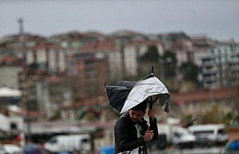 Düzce'de kuvvetli rüzgar nedeniyle tekneler karaya çıkarıldı