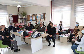 Havza Kaymakamı Nayman ve Belediye Başkanı Özdemir'den öğretmenlere çiçek