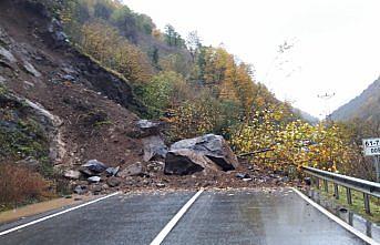 Heyelan nedeniyle Şalpazarı-Beşikdüzü kara yolu ulaşıma kapandı