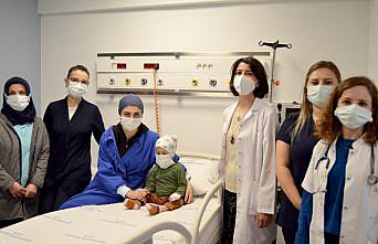 İki yaşındaki Ömer ablasından yapılan ilik nakliyle hayata tutundu