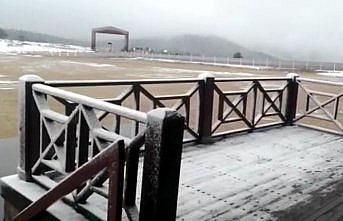 Karabük'teki Keltepe Kayak Merkezi'ne mevsimin ilk karı yağdı
