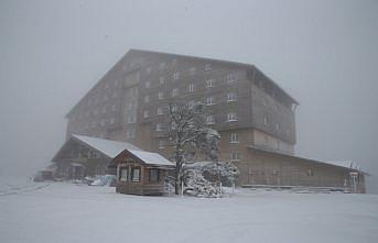 Kartalkaya'da kar yağışı ve sis etkili oluyor