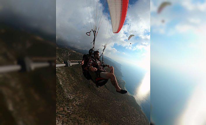 Kız arkadaşına yamaç paraşütünde sürpriz evlilik teklifi yaptı
