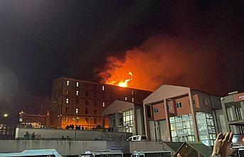 Rize'de çatısında yangın çıkan öğrenci yurdu boşaltıldı