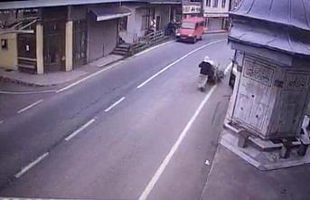 Rize'de minibüsün yük taşıyan kadına çarpma anı güvenlik kamerasına yansıdı