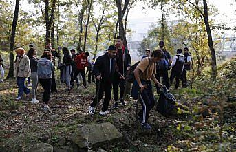 Samsun'da üniversite öğrencileri meşe palamudu topladı