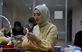 Samsun'da üniversiteli kız öğrencilerin elinden çıkan giyecekler yaşlıları ısıtacak