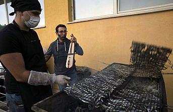 Samsun'da yurtta kalan üniversite öğrencileri kemençeli hamsi şenliğinde eğlendi