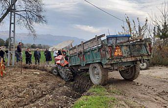 Tokat'ta devrilen traktörün altında kalan sürücü yaralandı