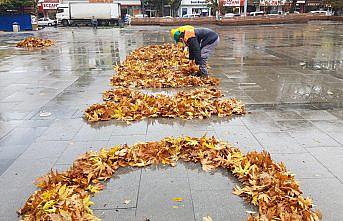 Tokat'ta temizlik işçisi ağaçlardan düşen yapraklarla 