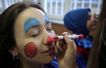 Üniversiteden köy okullarına mutluluk taşıyorlar