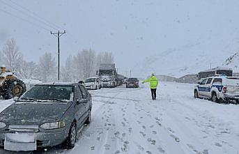 Bayburt-Erzurum kara yolunda Kop Dağı Geçidi'nde ulaşım durdu