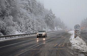 Bolu Dağı'nda kar etkili oluyor