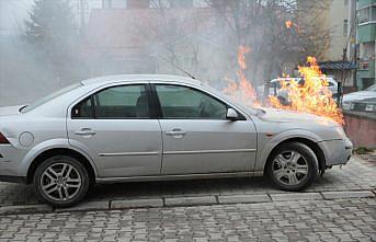 Bolu'da park halindeyken alev alan otomobil hasar gördü