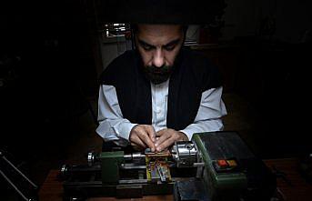 Gündüz tespih taneleriyle akşam sema gösterisiyle Allah'ı zikrediyor