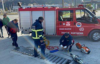 Karabük'te ayağı mazgala sıkışan genci itfaiye kurtardı