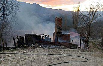 Karabük'te yangın çıkan iki katlı ev kullanılamaz hale geldi