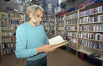 Kitap okuma tutkusuyla biriktirdiği 10 bin kitapla sahaf oldu