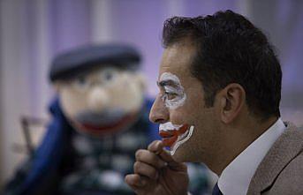 Mahir öğretmen kukla gösterisi ve şarkılarla ders işliyor