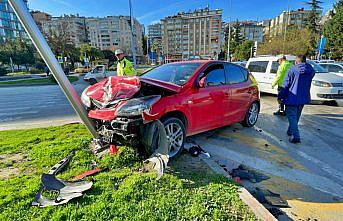 Samsun'da kavşakta çarpışan iki otomobilin sürücüleri yaralandı