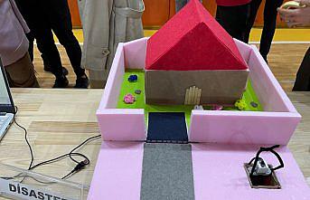 Samsun'da öğrenciler sele karşı 