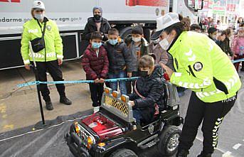 Sinop'ta öğrencilere “Mobil Trafik Eğitim Tırı“nda eğitim verildi