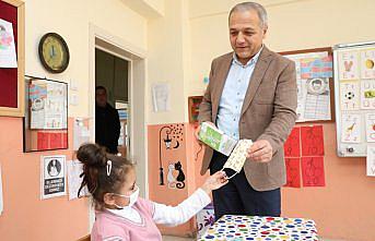 Suluova Belediye Başkanı Üçok, öğrencilere akıllı kalem seti dağıttı