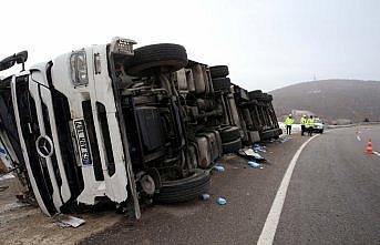 Tokat'ta devrilen et yüklü tırın sürücüsü yaralandı