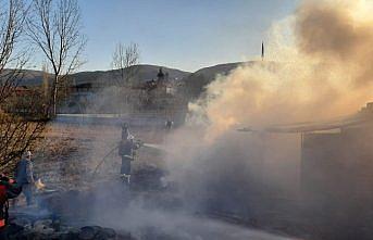 Tokat'ta ev ve ahır yangınında büyükbaş hayvan telef oldu
