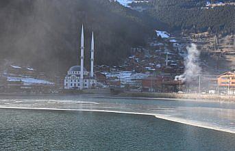 Uzungöl'ün yüzeyinin bir kısmı buz tuttu